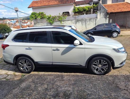MITSUBISHI OUTLANDER 2.2 4X4 16V DIESEL 4P AUTOMÁTICO MITSUBISHI OUTLANDER 2.2 4X4 16V DIESEL 4P AUTOMÁTICO